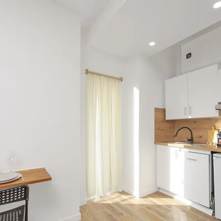 Apartament Nice, 3-room Refurbished Near Train Station