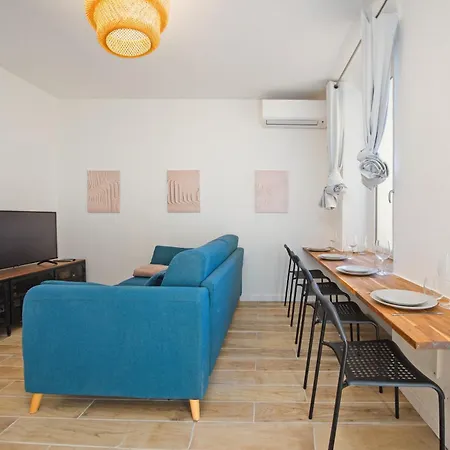 Nice, 3-room Refurbished Near Train Station Apartament *
