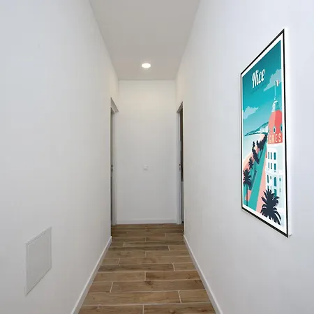 Nice, 3-room Refurbished Near Train Station Apartament