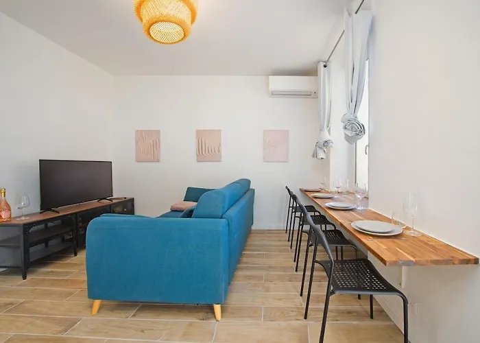 Nice, 3-room Refurbished Near Train Station Lejlighed