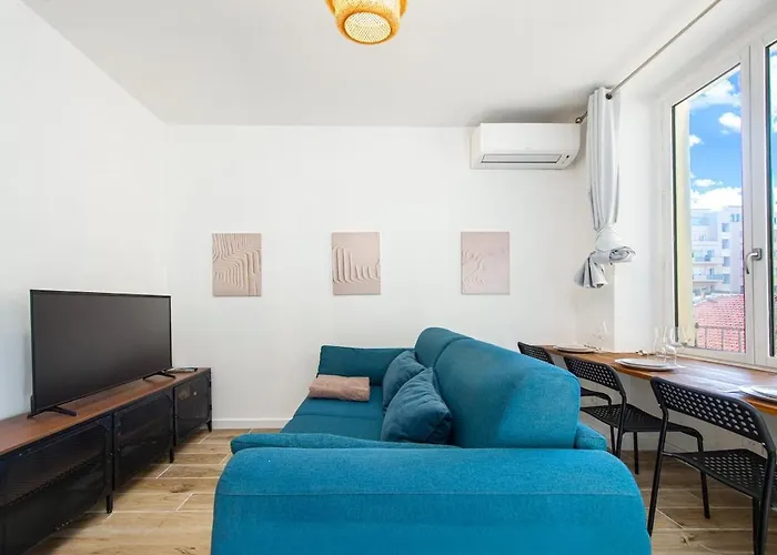 Nice, 3-room Refurbished Near Train Station *