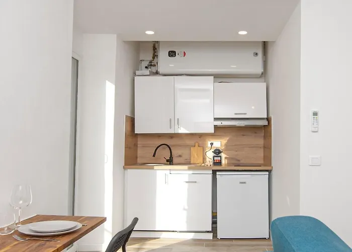 Nice, 3-room Refurbished Near Train Station Lejlighed