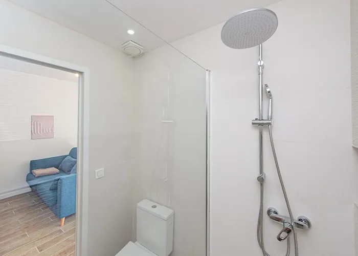 Nice, 3-room Refurbished Near Train Station Lejlighed