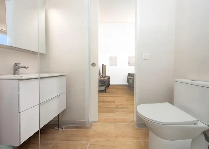Nice, 3-room Refurbished Near Train Station Lejlighed Nice
