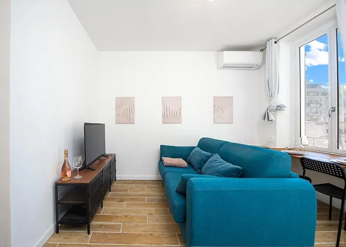 Nice, 3-room Refurbished Near Train Station