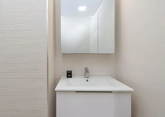 Nice, 3-room Refurbished Near Train Station Διαμέρισμα *