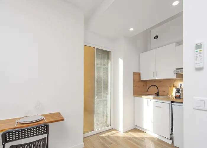 Nice, 3-room Refurbished Near Train Station Nice