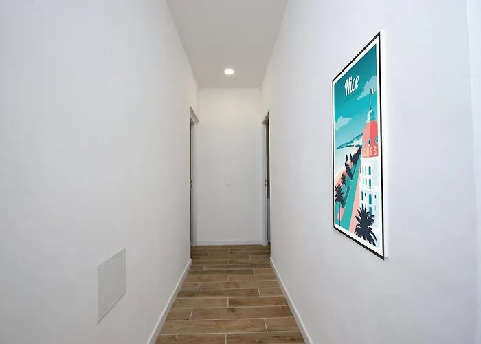 Nice, 3-room Refurbished Near Train Station Lejlighed Nice