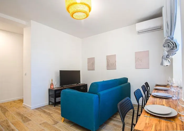 Nice, 3-room Refurbished Near Train Station Lejlighed