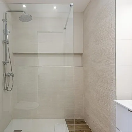 Nice, 3-room Refurbished Near Train Station *