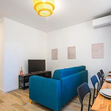 Nice, 3-room Refurbished Near Train Station Apartman