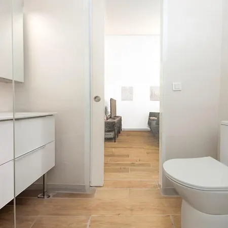 Nice, 3-room Refurbished Near Train Station דירה ניס