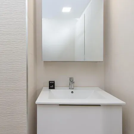 Nice, 3-room Refurbished Near Train Station דירה *