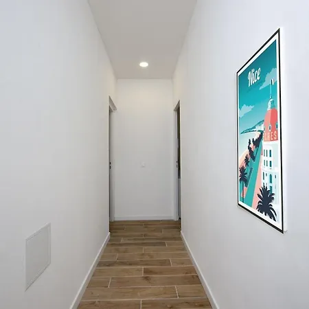 Nice, 3-room Refurbished Near Train Station דירה ניס